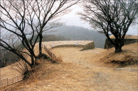 성 안에서 바라본 계족산성 남문 